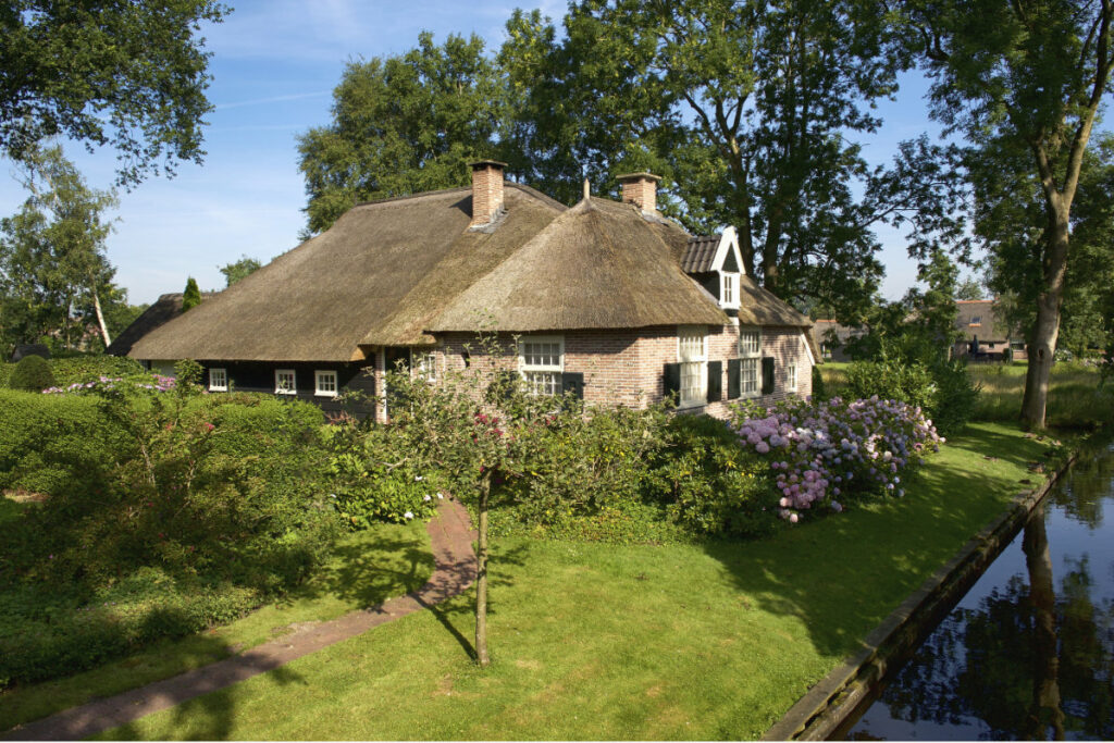 are thatched roofs hard to maintain